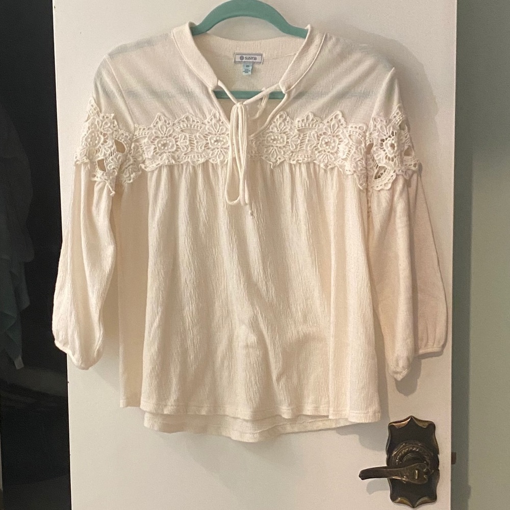 Cream 3/4 sleeve top with floral cut out